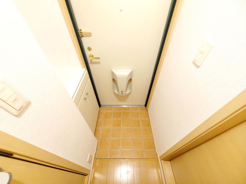 ジュネスO.C.U-IIの玄関写真