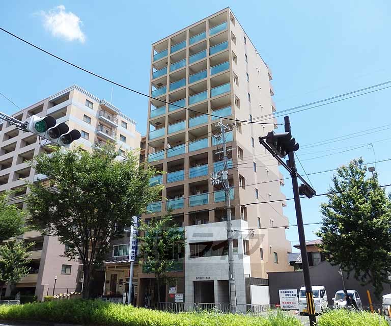 【京都市下京区西七条比輪田町のマンションの建物外観】