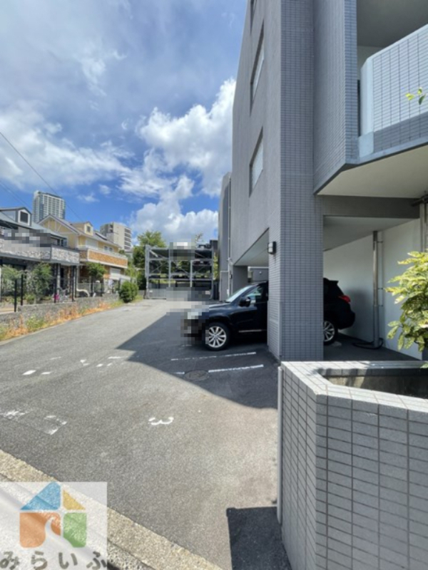 【名古屋市千種区春岡のマンションの駐車場】