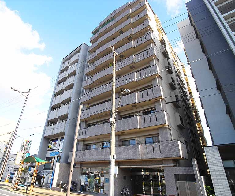 京都市南区唐橋川久保町のマンションの建物外観