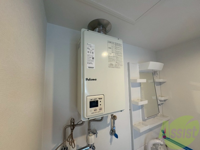 その他設備　給湯器は簡単操作で温度調整ができますよ。