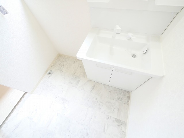 洗面設備　独立洗面台あり、毎朝おしゃれに忙しい女性の方におすすめです