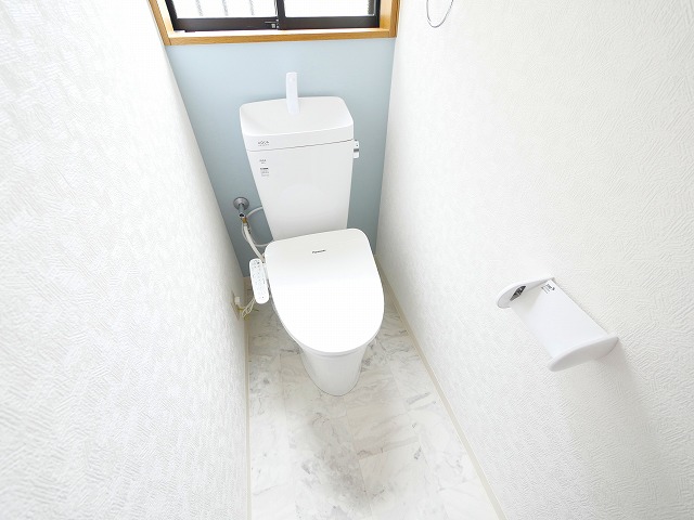 トイレ　落ち着いた色調のトイレです