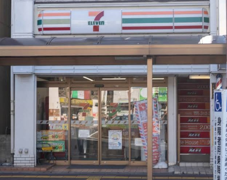 コンビニ　セブンイレブン四街道駅前店（コンビニ）まで735m