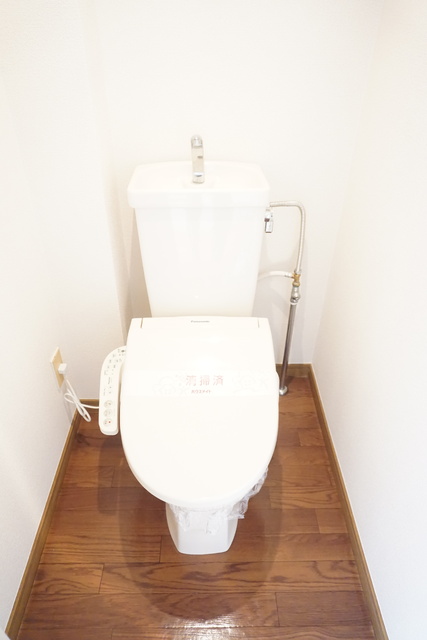 トイレ　洗浄便座付きです