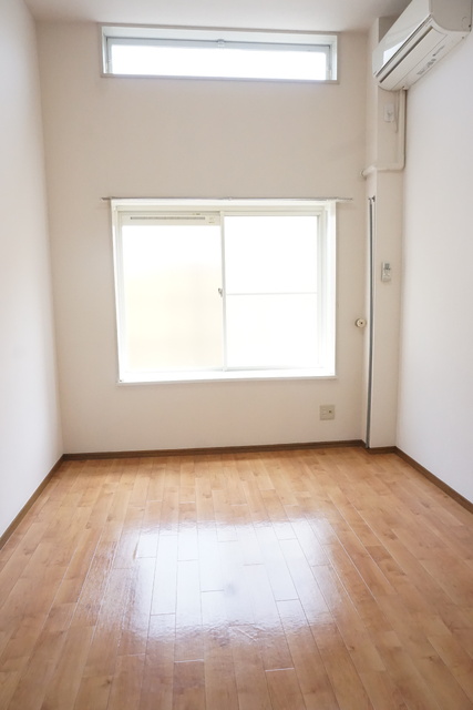 居室・リビング　ロフト付き南向き洋室６帖です