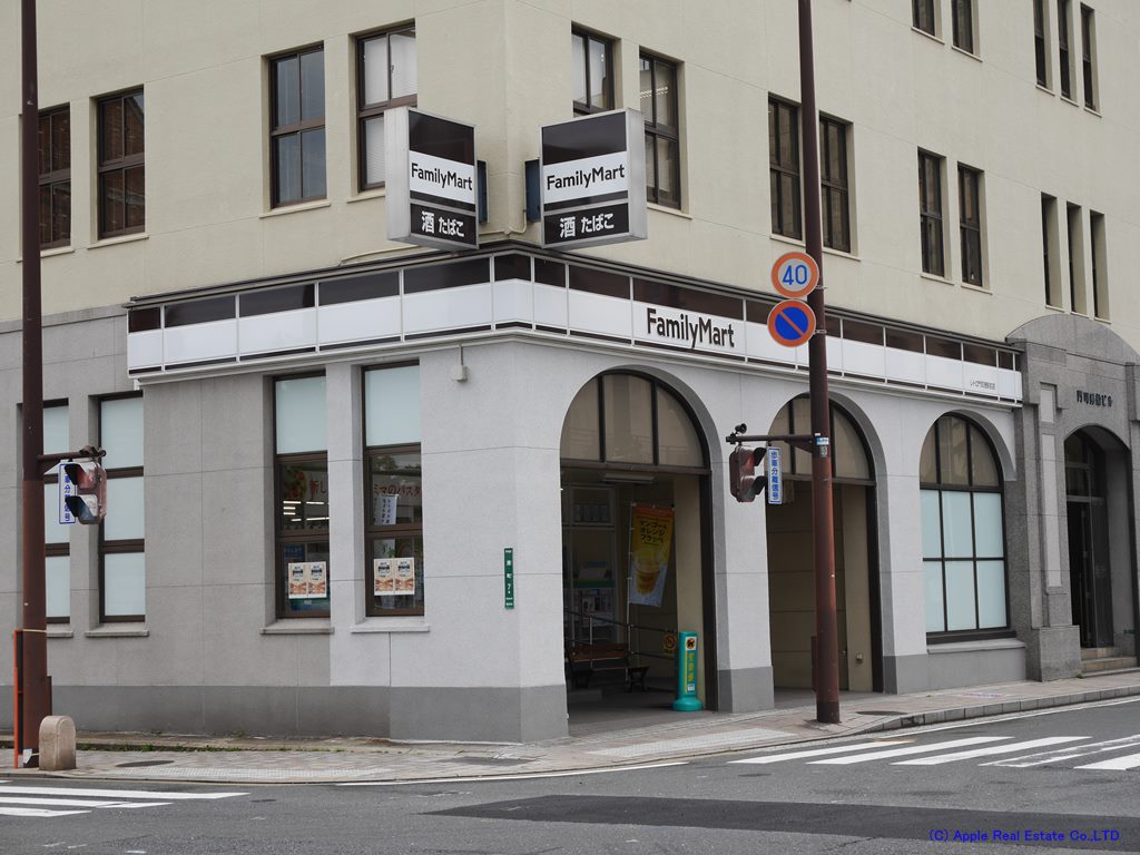 コンビニ　【ファミリーマートレトロ門司港駅前店】（コンビニ）まで523m