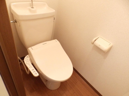 トイレ　落ち着いた色調のトイレです