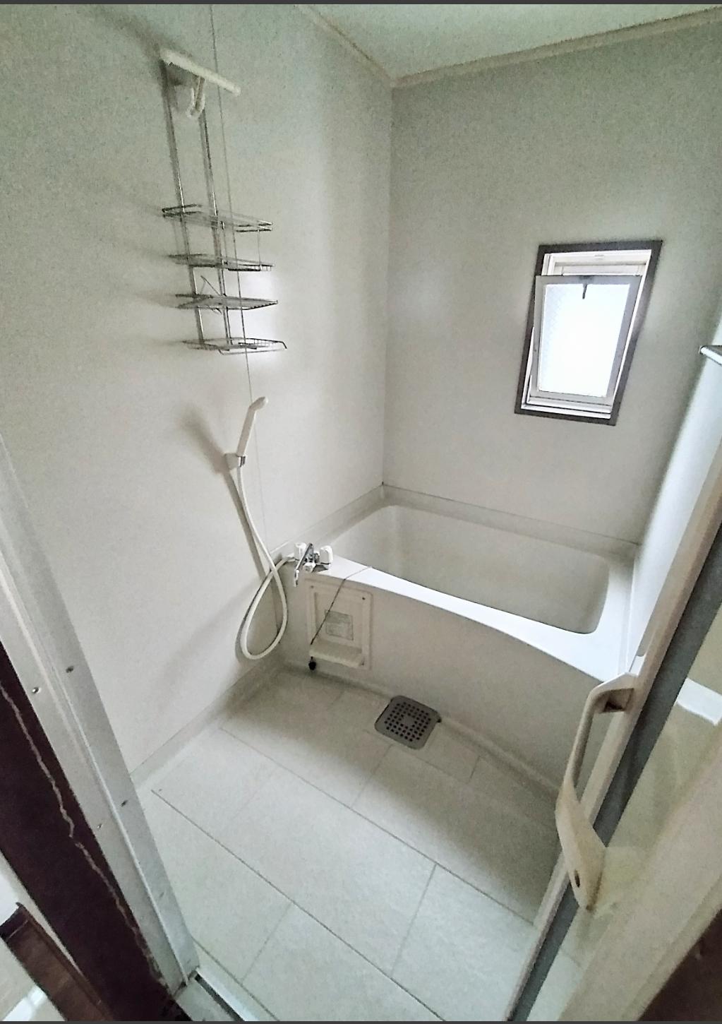 バス・シャワールーム　白で統一されたユニットバス