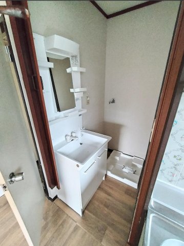 洗面設備　室内洗濯機置き場と洗面化粧台