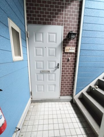 玄関　角部屋を生かした彩光広めの間取りです