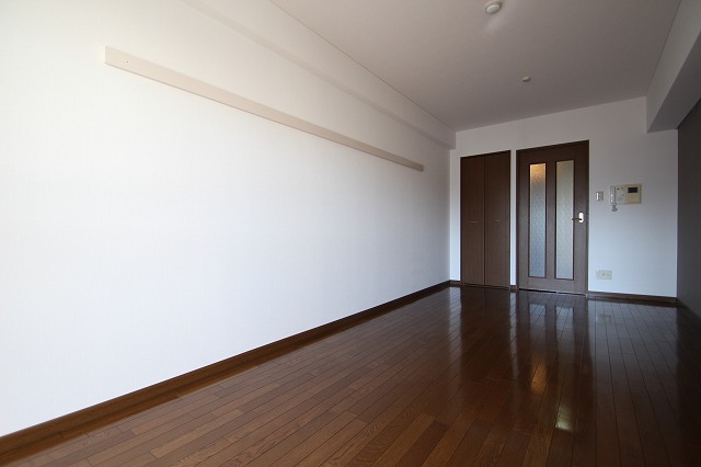 居室・リビング　同物件、別号室のものです。