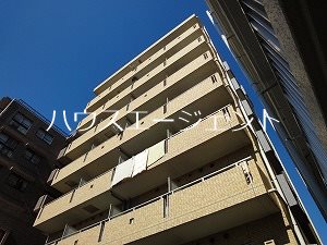 建物外観　鉄筋コンクリート造8階建てのマンションです。