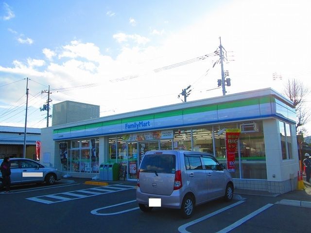 コンビニ　ファミリーマート（コンビニ）まで900m