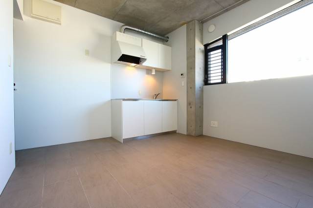 居室・リビング　大きな窓で明るいですね