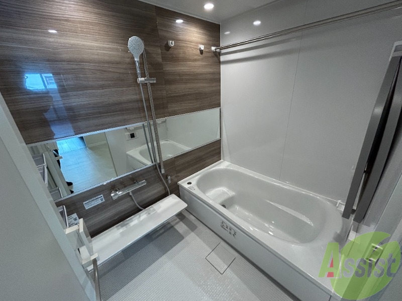 バス・シャワールーム　浴槽は一坪風呂となっており、設備も充実しております。