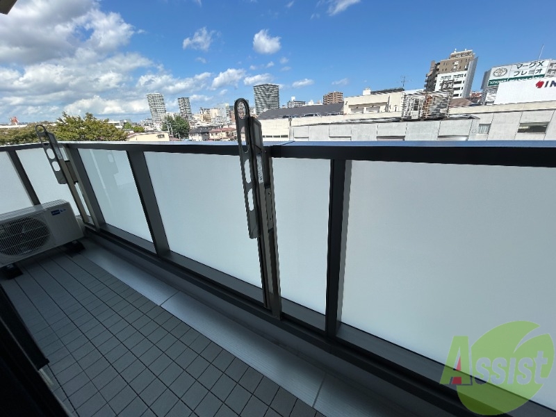 バルコニー　広々としたベランダもございます。雨戸も付いております。