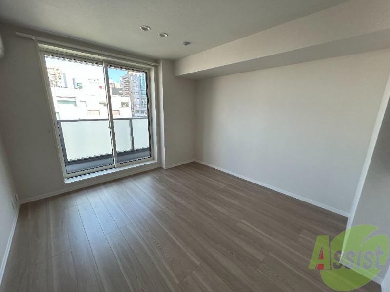 居室・リビング　１２．５帖のＬＤＫです。木目調の落ち着いたフロアが印象的です