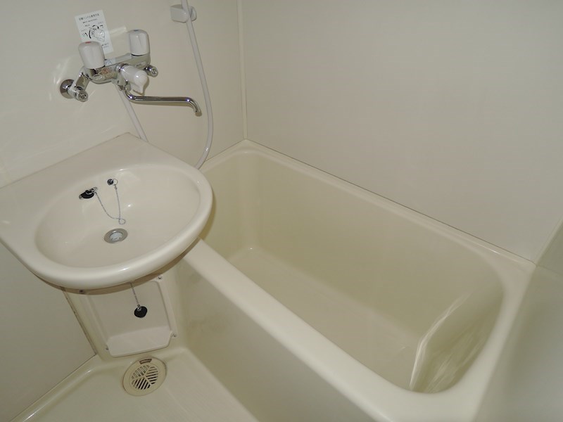 バス・シャワールーム　一人暮らしにも嬉しい、バス・トイレ独立タイプ（他室参照）