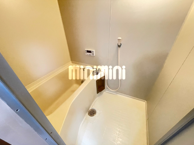 バス・シャワールーム　湯船に浸かって１日の疲れを癒しましょう。