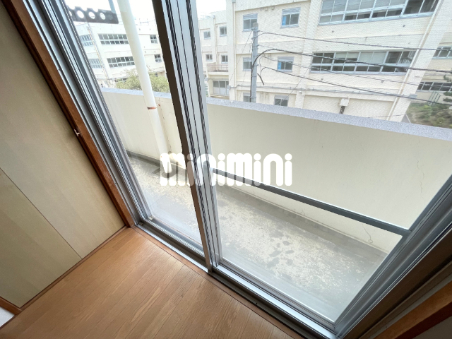 バルコニー　ベランダで洗濯物を干すことができますよ。