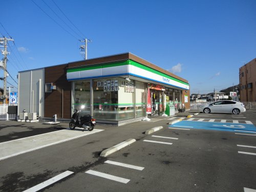 コンビニ　ファミリーマート和歌山鳴神店様（コンビニ）まで608m