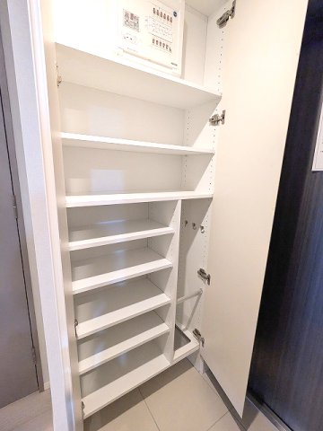 玄関　傘入れ付収納豊富なトールタイプのシューズBOXです