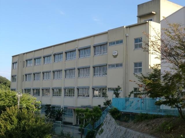 中学校　神戸市立高倉中学校（中学校）まで1236m