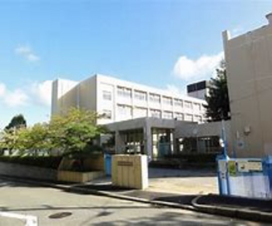 中学校　赤磐市立桜が丘中学校（中学校）まで858m