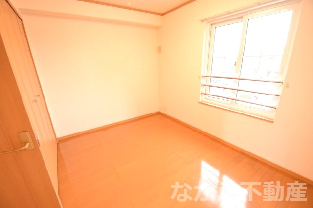 その他部屋・スペース　落ち着いた色調の寝室です