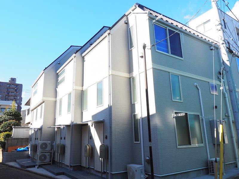 府中市清水が丘のアパートの建物外観