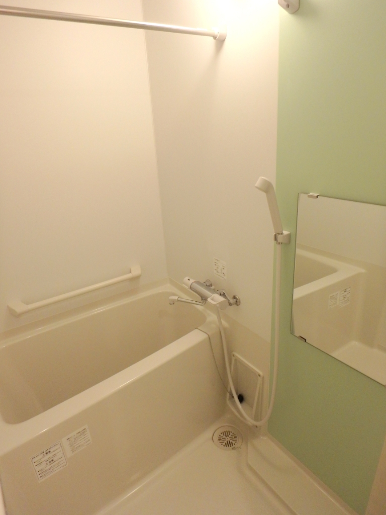 バス・シャワールーム　カラーパネルの明るいバスルーム