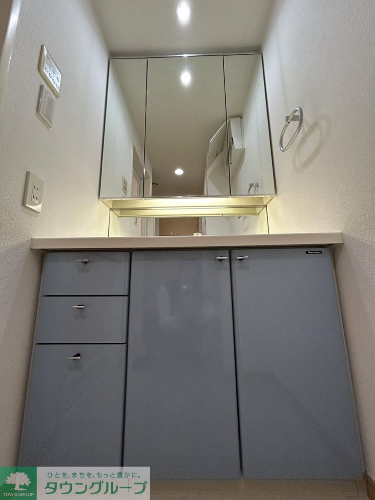 洗面設備　洗面室：３面鏡化粧台