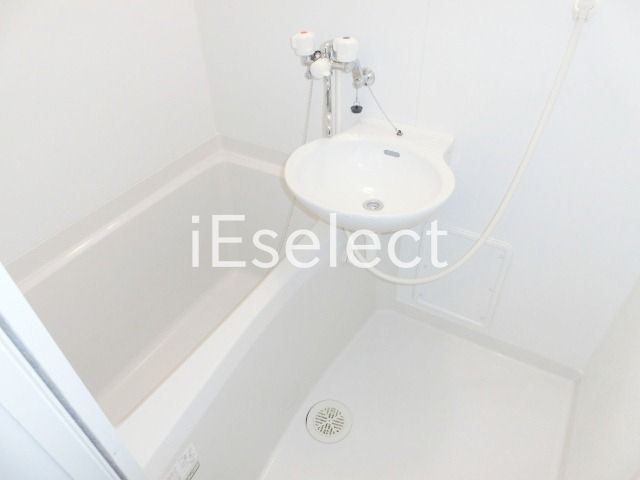 バス・シャワールーム　便利な浴室乾燥機付き