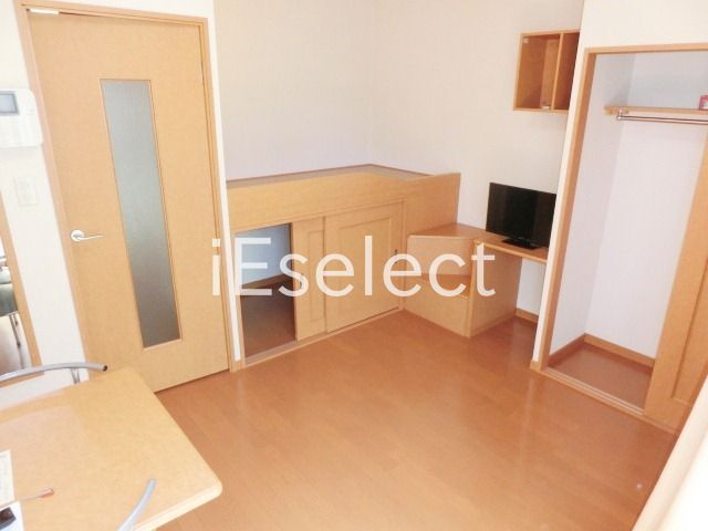 居室・リビング　1階はフローリング、2階はじゅうたん張りです