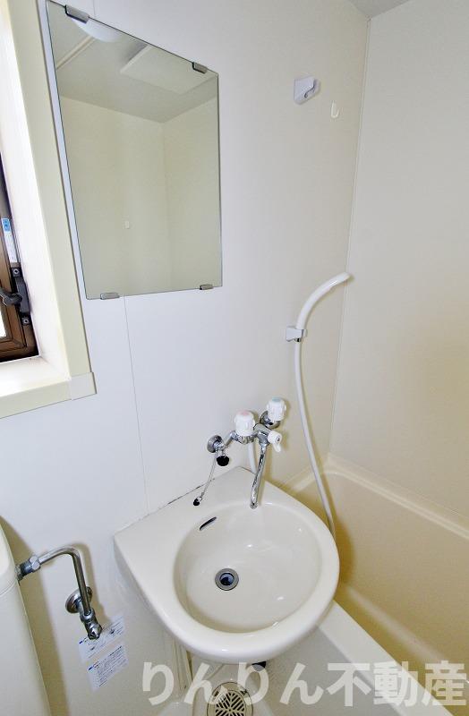 洗面設備　明るい洗面所です