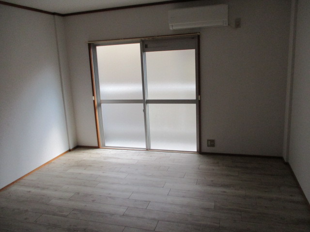 居室・リビング　横長のお部屋なので荷物の配置もやりやすいですね