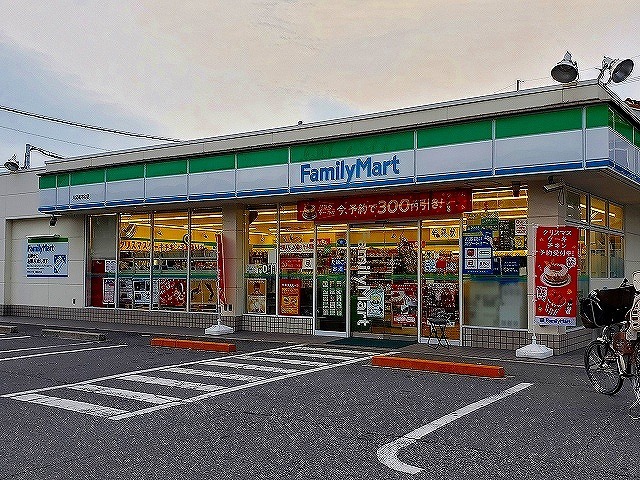 コンビニ　ファミリーマート様（コンビニ）まで600m
