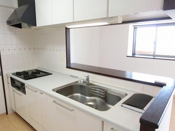 キッチン　３口コンロ付きシステムキッチン！