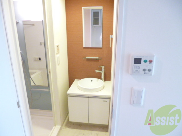 洗面設備　お洒落な洗面台でおしゃれもたのしくなりますね