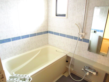 バス・シャワールーム　通風・採光を高める窓を配した広々１４１８サイズ