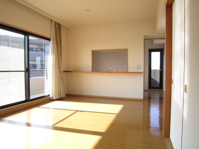 居室・リビング　日当り良好のワイドリビング