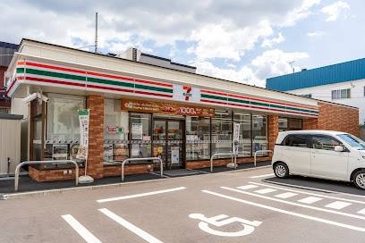 コンビニ　セブンイレブン札幌月寒東1条6丁目店（コンビニ）まで98m