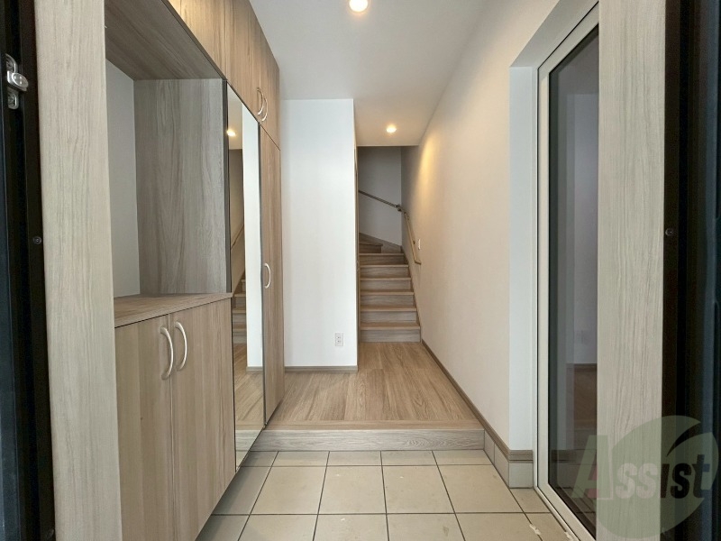 玄関　玄関の様子です。明るい印象ですね。気分もあがりそう。