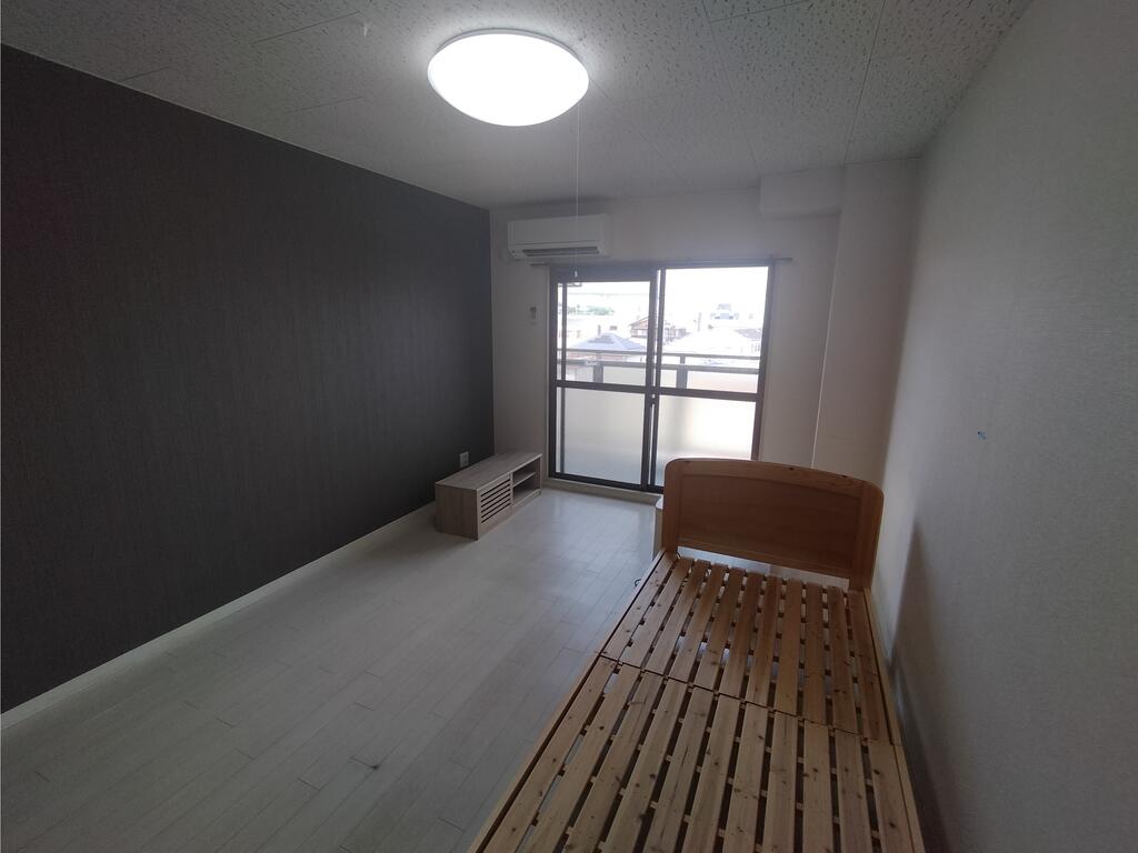 玄関　※同建物の別のお部屋の写真です。