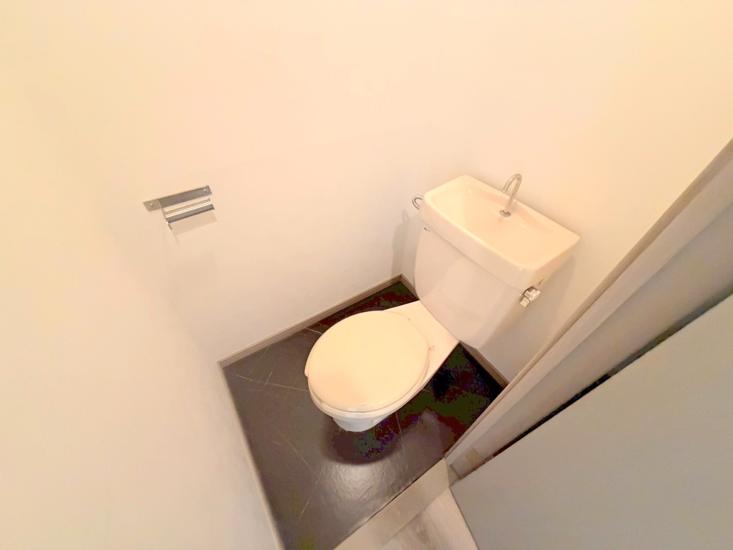 トイレ　清潔感のあるトイレは、誰もがリラックスできる空間です。