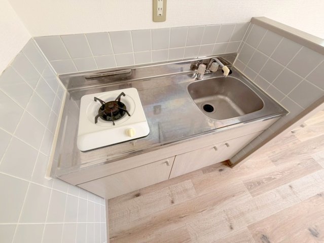 キッチン　ピカピカのミニキッチンです。お料理が楽しくなりますね。