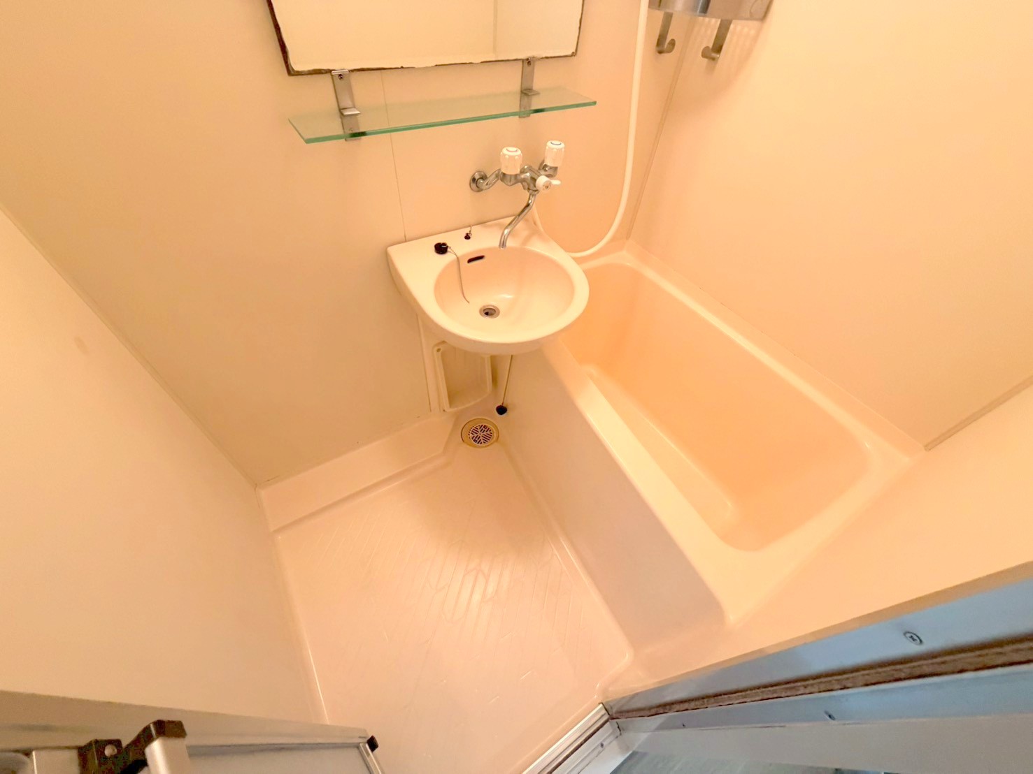 バス・シャワールーム　バスルームはトイレと別々で、広々としていますよ。