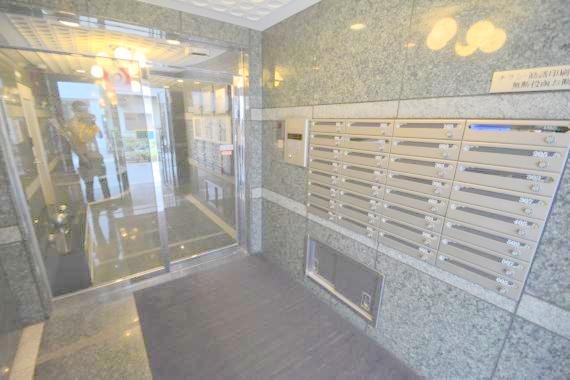 ロビー　ロビーにある各部屋毎のメールボックス。