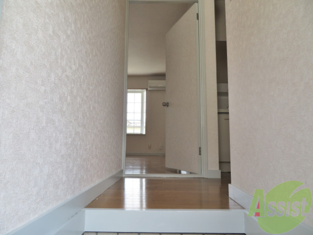 玄関　玄関からは、直ぐにお部屋が見えないので安心です。